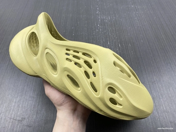 GV6775 Yeezy Foam RNNR Adidas Sulfur 0819